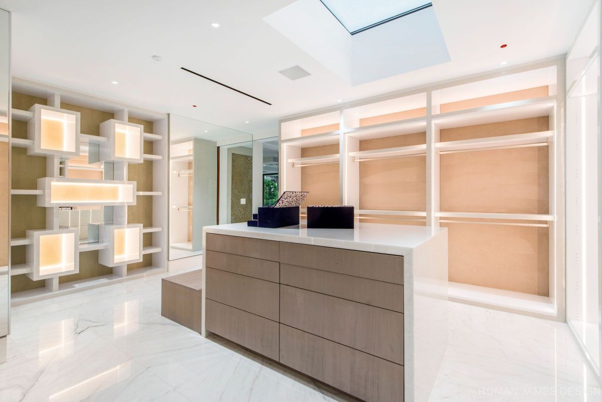 Canon Drive Modern Mansion Walk-In closet